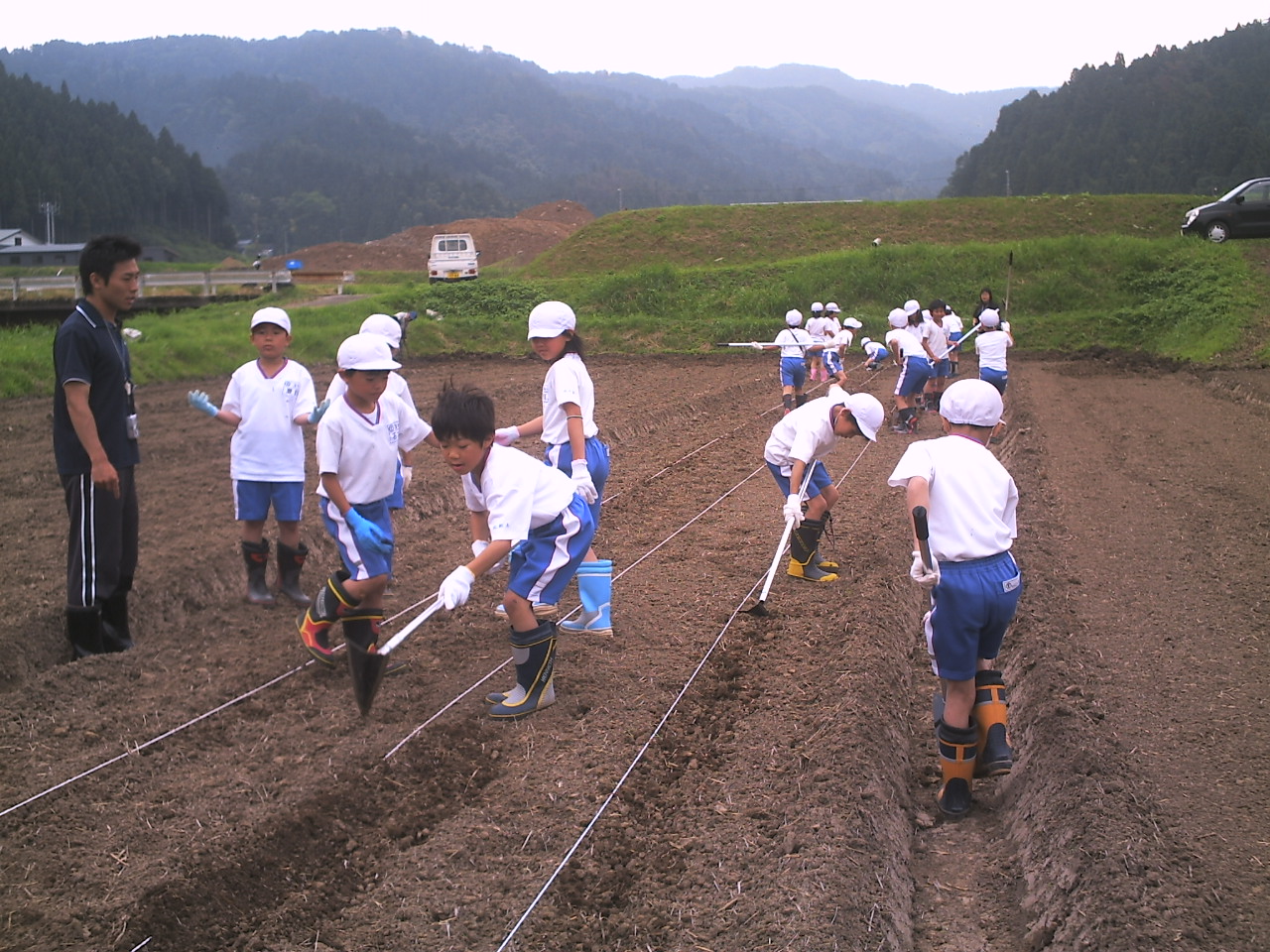 北新庄小学校の３年生もがんばって種まき！_e0061225_1614148.jpg