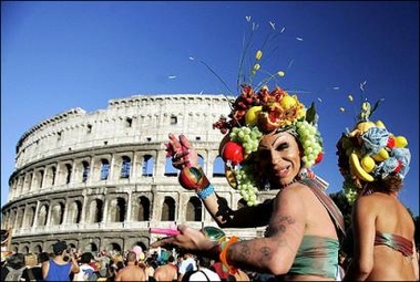 Italy: Gay Pride wows Turin as storm brews over same-sex laws_d0066343_5554947.jpg