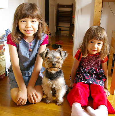 サル姉妹、KIKIちゃんに大サービス?!_c0024345_6331871.jpg