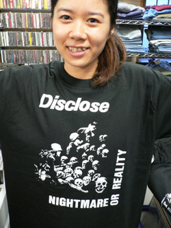 \"DISCLOSE\"で大儲け!! _f0004730_19144021.jpg