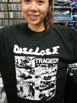 \"DISCLOSE\"で大儲け!! _f0004730_1914444.jpg