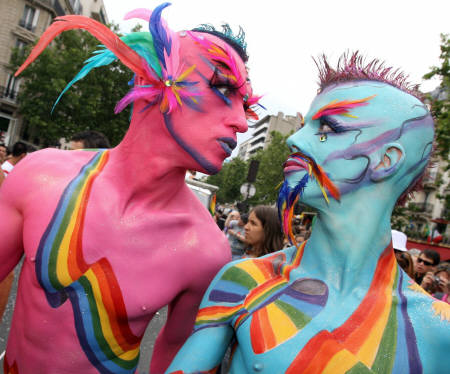 パリで同性愛パレード、全身ペイントの参加者も (ロイター)_d0066343_3241137.jpg