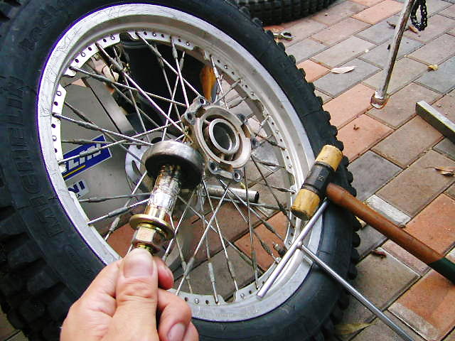 ホイールベアリング交換 いつまでもナナコロビヤオキ