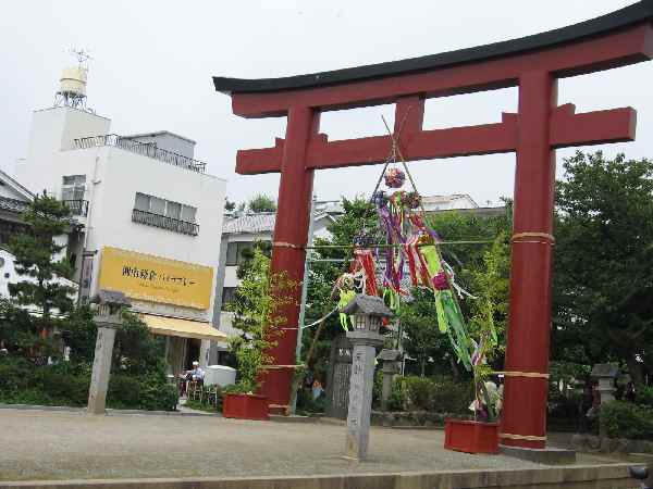 【鶴岡八幡宮二の鳥居】_b0009849_1644190.jpg