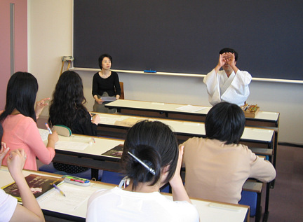 日本女子大学、石井先生の授業へ_f0025351_2323677.jpg