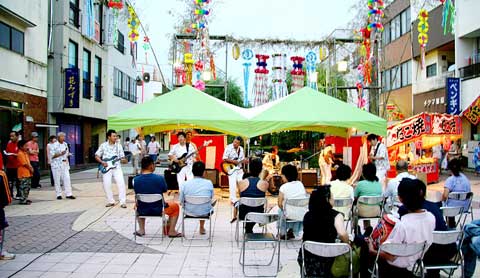 楽しかった七夕祭　小雨でも大勢の人出_f0105218_1303376.jpg