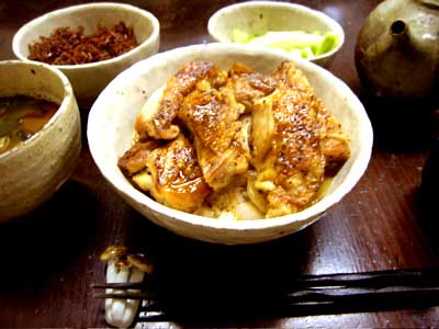 カリカリでフックラ、鶏もも焼き丼。_e0046128_167512.jpg