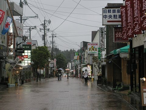 7月18日・今日の軽井沢、連休も終わり終日雨で、静かな旧道です。_d0046531_22222596.jpg