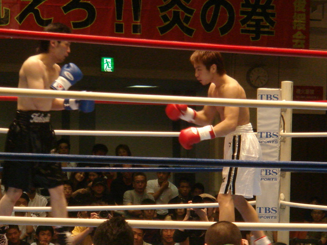 基樹敗れて坂田勝つ　協栄世界ランカー明暗くっきり（7.17後楽園ホール）_f0074095_11533923.jpg