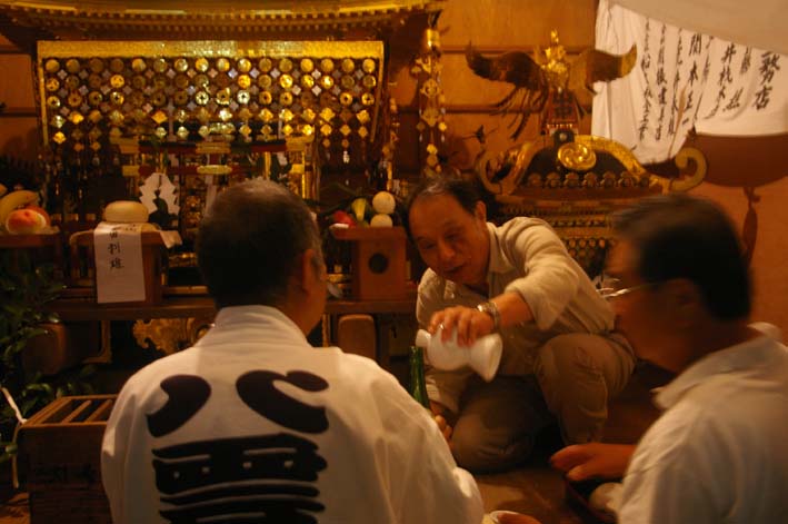 お仮屋で中日神事（山ノ内八雲神社例大祭：０６・７・１９）_c0014967_1341121.jpg