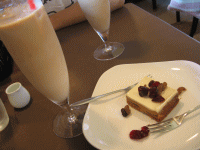 小町通りでパティスリーRのケーキを　－カフェエチカ－_d0014408_15352323.gif