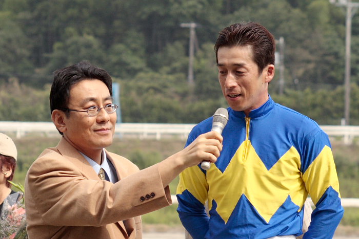 鷹野宏史騎手、通算勝利2000勝達成！！_a0077663_19395292.jpg