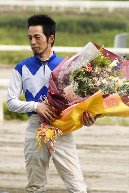 鷹野宏史騎手、通算勝利2000勝達成！！_a0077663_19413948.jpg