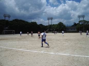 真っ白な体でサッカー、灼熱の太陽を浴びる。_f0048597_073126.jpg