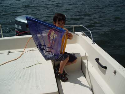 子供達海上ゴミ拾いクルージング_a0077071_8244640.jpg