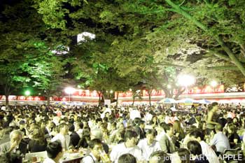 ビアガーデンが大盛況 札幌大通公園 Earth Apple Magazineーどさんこオマチのphoto日和ー ビアガーデンが大盛況 札幌大通公園 Earth Apple Magazineーどさんこオマチのphoto日和ー