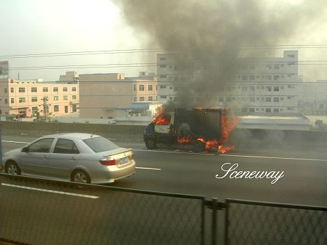 高速道路で小型トラック炎上_b0075737_1838425.jpg