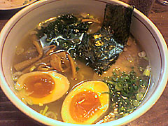 だんだん家@東本町 ★☆ (煮玉子塩ラーメン+特注海老油)_f0080612_015819.jpg