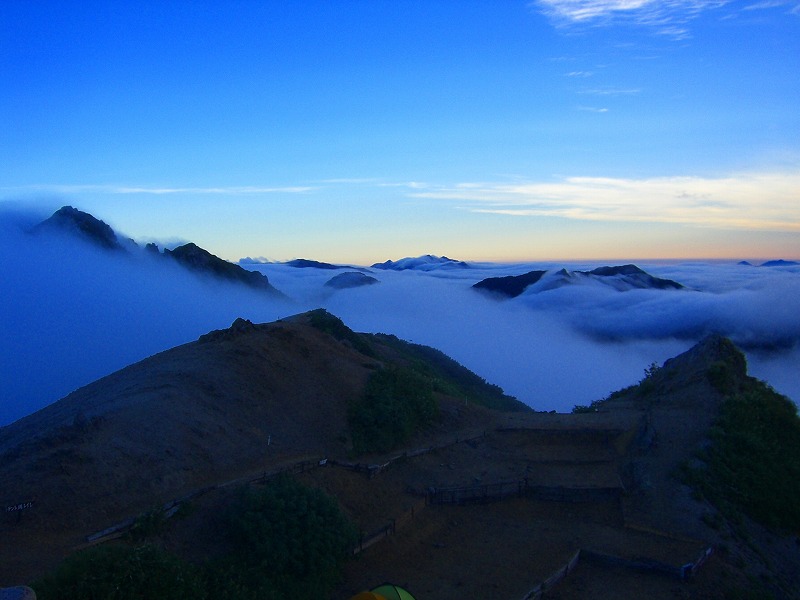 燕山荘付近の光景_f0083622_13473645.jpg