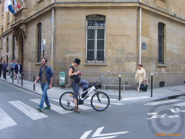■街角の自転車PARIS_a0008105_18514374.jpg