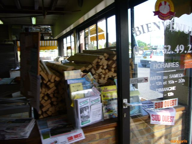 ■薪で焼き上げたパンたち(Gujan-Mestras)_a0014299_6571723.jpg