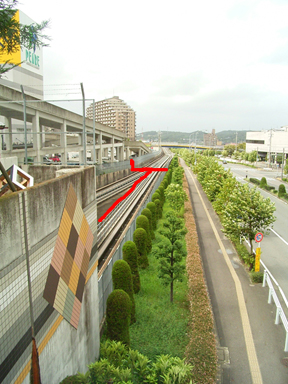 桃花台線廃止後の提案：桃花台センター駅北側の軌道に歩道を作る_c0057662_2164564.jpg