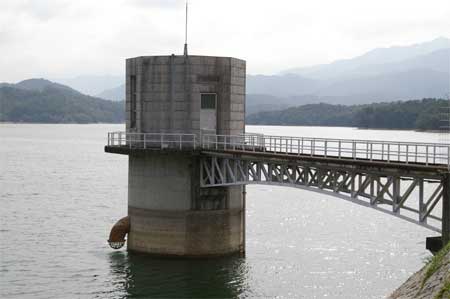 満濃池の堤防と配水塔_f0053257_125217.jpg