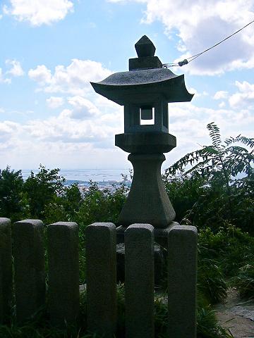 六甲山ハイク：六甲山最高峰・東お多福山（２）灘の一つ火_b0063958_2074199.jpg