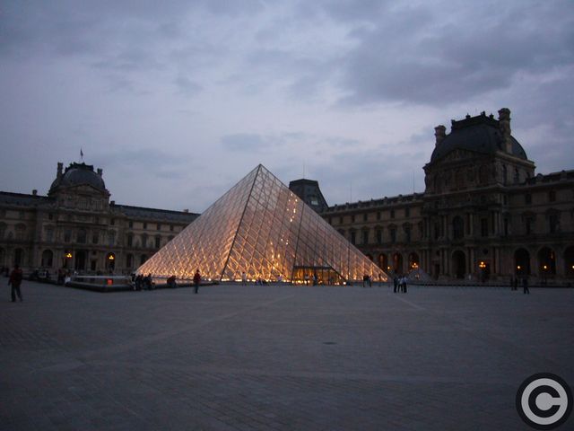 黄昏時のピラミッド パリ フランス落書き帳