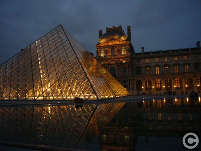 黄昏時のピラミッド パリ フランス落書き帳