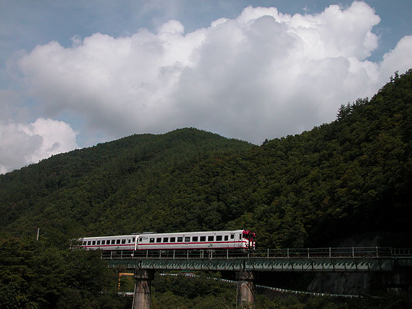 白、雲と列車_f0006369_16502229.jpg