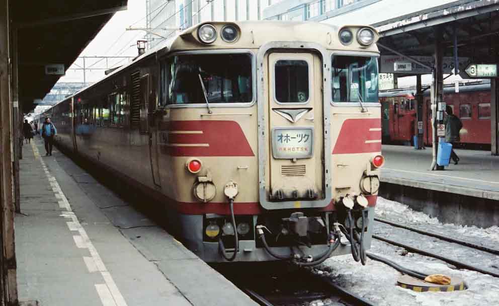 札幌駅のキハ82系特急「オホーツク」 : バス、鉄道、車、船・・・ 札幌駅のキハ82系特急「オホーツク」 : バス、鉄道、車、船・・・