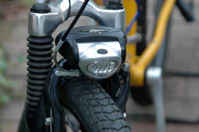 かっこいいライトを付けた 黄色い自転車 かっこいいライトを付けた 黄色い自転車
