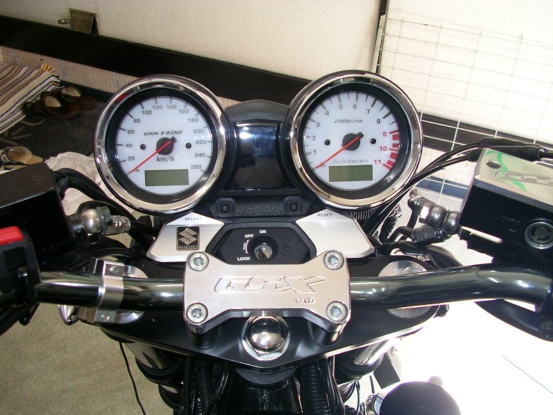 本邦初公開！　ＧＳＸ１４００ホワイトメーター化_a0001020_19355520.jpg