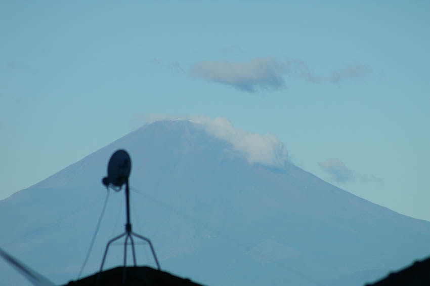 富士山の初冠雪をファインダー越しに確認（2006・10・8）_c0014967_726452.jpg