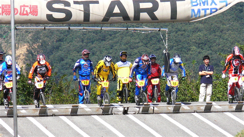 ２００６UCI国際BMX選手権日本大会in笠岡VOL1 エリートメン予選〜決勝画像垂れ流し_b0065730_1432721.jpg