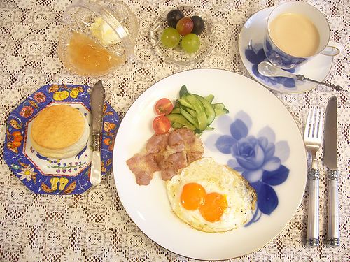大倉陶園 ブルーローズ と 双子ちゃん 目玉焼きで 朝ごはん。。。.゜。*.。♡_a0053662_974947.jpg