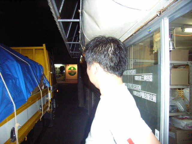 トイザラスサイン取付作業/1_e0104588_1943053.jpg