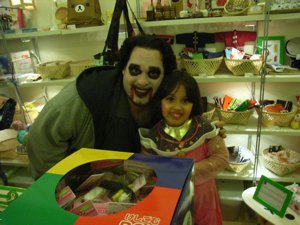 ハロウィーンで子供がいっぱいです!_f0088456_13321092.jpg