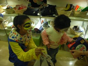ハロウィーンで子供がいっぱいです!_f0088456_13324956.jpg