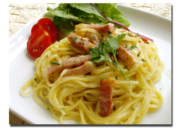 「濃厚チーズのカルボナーラ」 ハーブミックスサラダ添え_c0103827_13474876.jpg