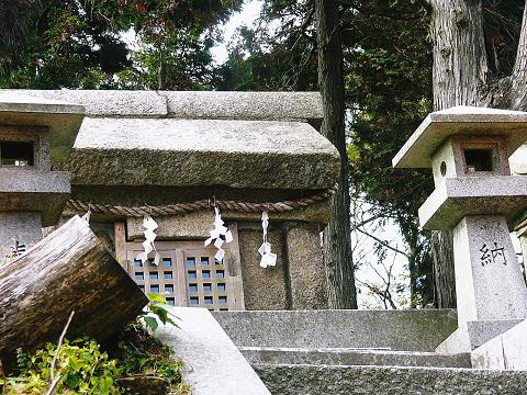 六甲山ハイク：魚屋道～六甲山上～寒天山道（７）石宝殿_b0063958_1924890.jpg