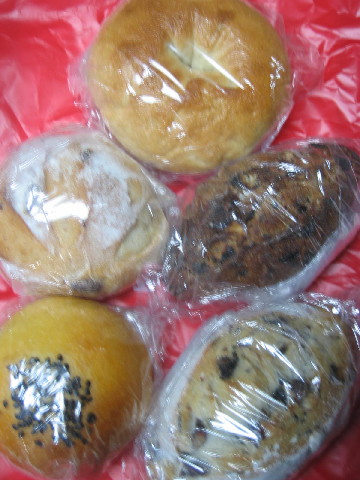 パン食べてがんばるぞー。_b0065587_2374835.jpg