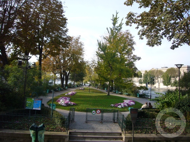 【ポン・ヌフPont neuf】街角の公園(パリ)_a0008105_6114218.jpg