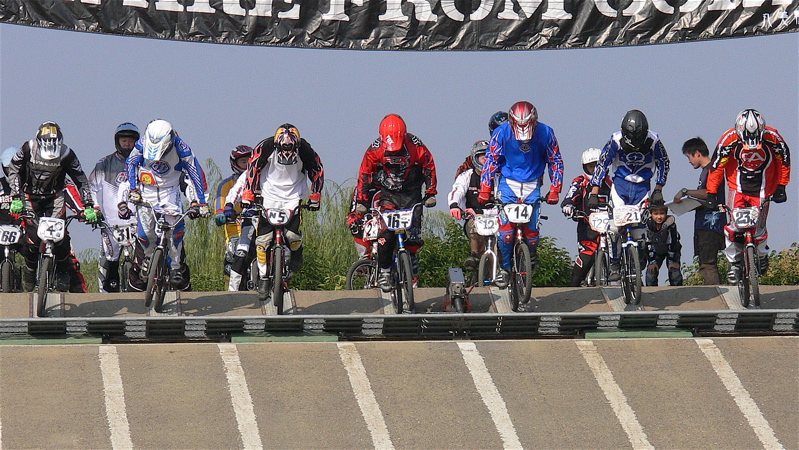 2006JBMXFジャパンシリーズファイナルVOL815〜16歳クラス&17〜24クラス決勝画像垂れ流し _b0065730_19465792.jpg