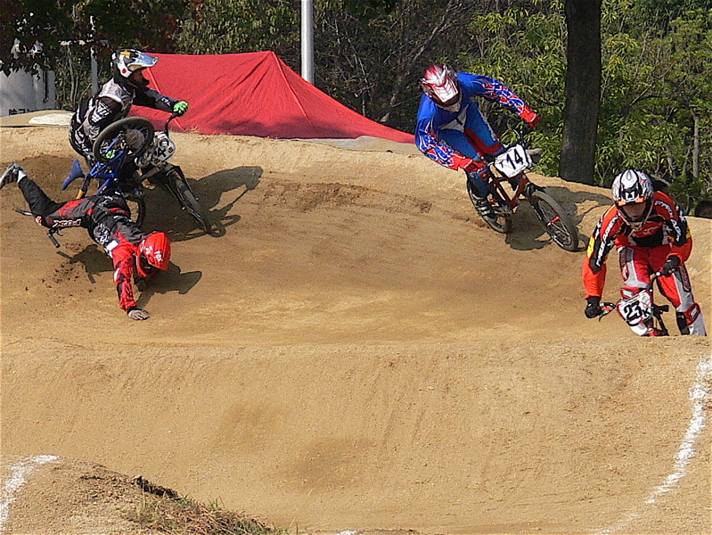 2006JBMXFジャパンシリーズファイナルVOL815〜16歳クラス&17〜24クラス決勝画像垂れ流し _b0065730_19503763.jpg