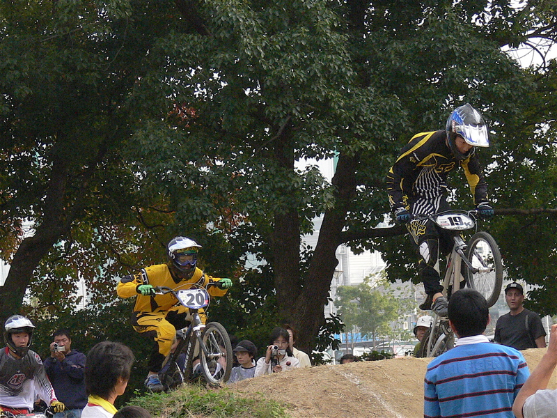 2006JBMXFジャパンシリーズファイナルVOL815〜16歳クラス&17〜24クラス決勝画像垂れ流し _b0065730_2043930.jpg
