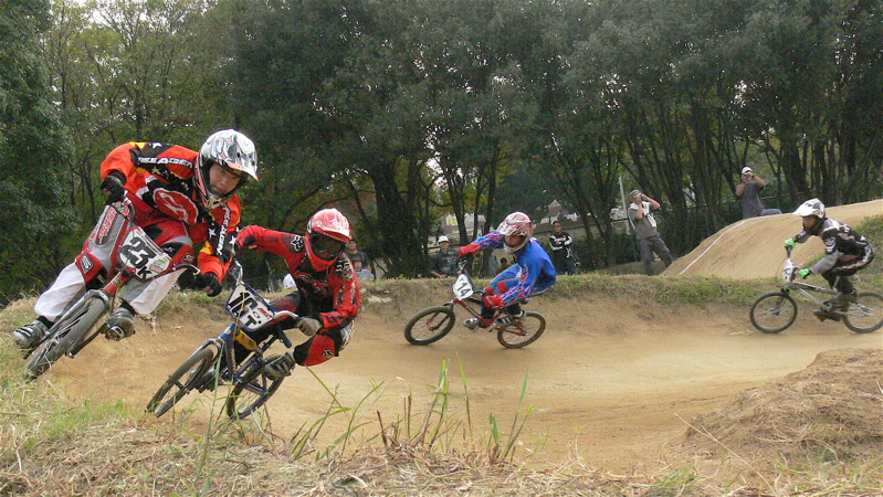 2006JBMXFジャパンシリーズファイナルVOL815〜16歳クラス&17〜24クラス決勝画像垂れ流し _b0065730_209388.jpg