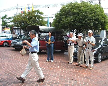 不審な挙動の四人の黄門様_e0074192_1415975.jpg