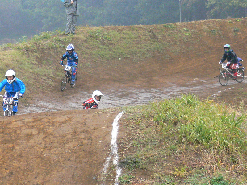 JOSF１１月緑山定期戦VOL5BMXビギナー、パウダー、クルーザー〜ジュニアクラス決勝画像垂れ流し_b0065730_2245195.jpg